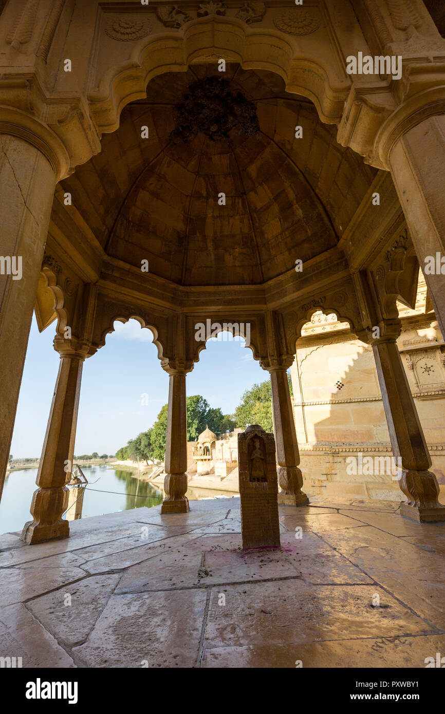 Ampia vista dall'interno di un Chhatri presso il lago Gadisar nel deserto città di Jaisalmer in India Foto Stock