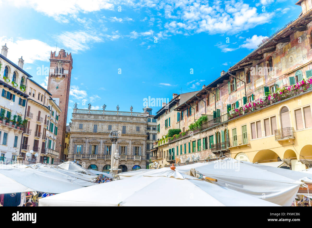 L'Italia, Verona, vista di Piazza delle Erbe con bancarelle e la Torre del Gardello in background Foto Stock