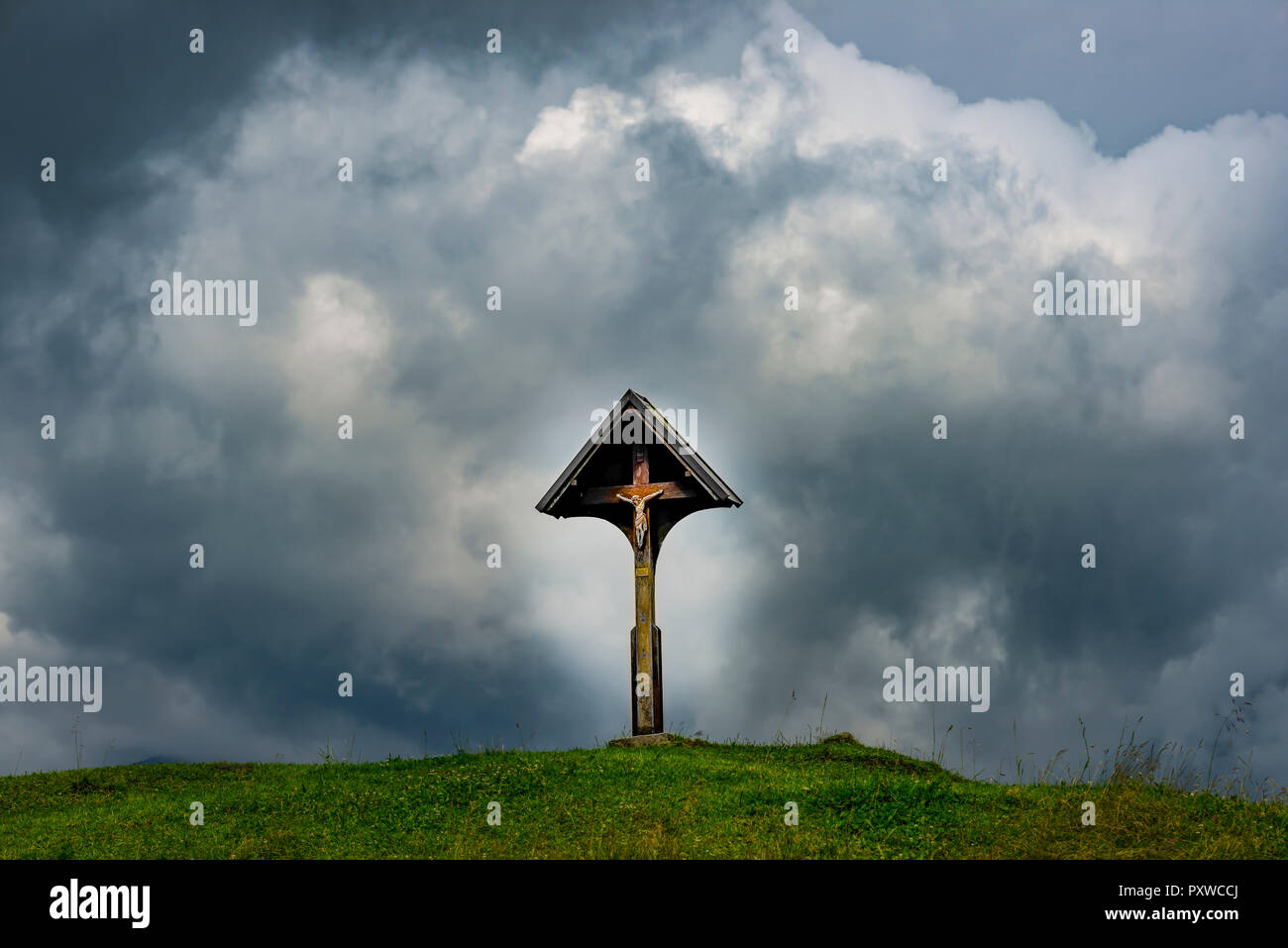 Feldkreuz mit Christusfigur, bei Oberstdorf, Allgaeuer Alpen, Allgaeu, Bayern, Deutschland, Europa Foto Stock