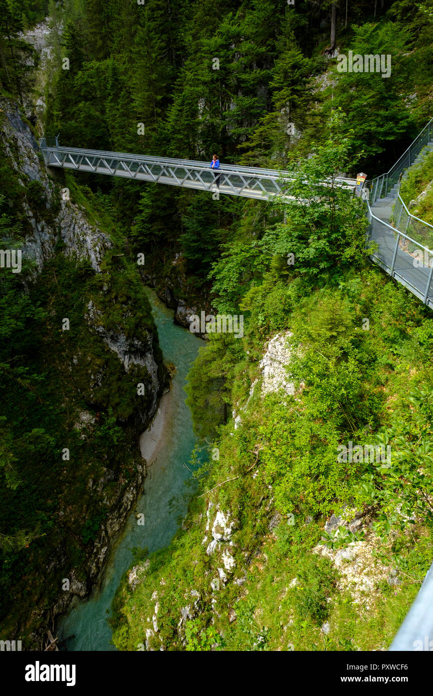 In Germania, in Baviera, Leutasch Gorge vicino a Mittenwald, donna sul ponte Foto Stock
