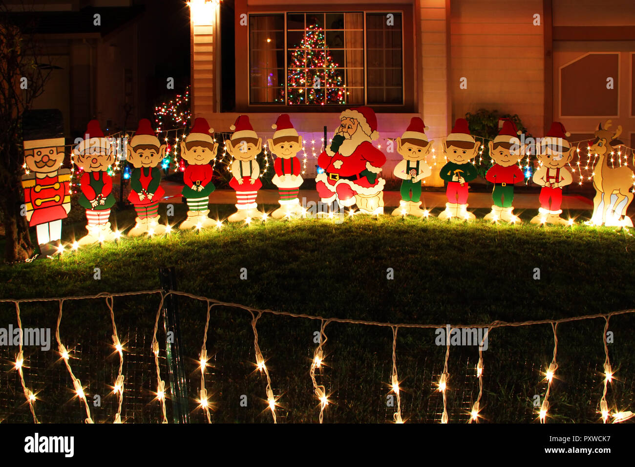 Natale ornamenti decorativi in giardino contro lo sfondo della casa Foto Stock