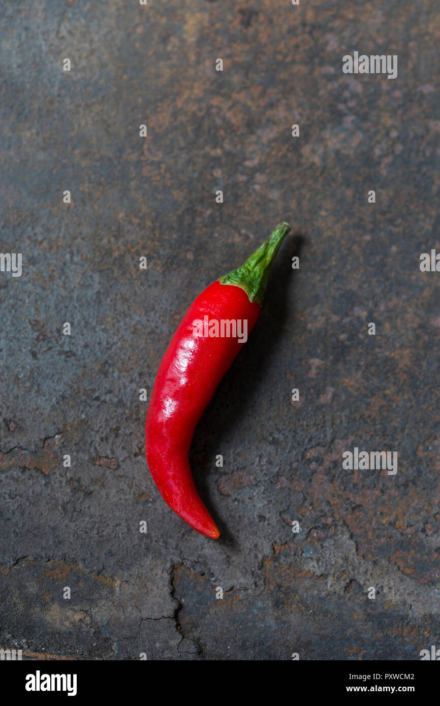 Peperoncino rosso sul metallo arrugginito Foto Stock