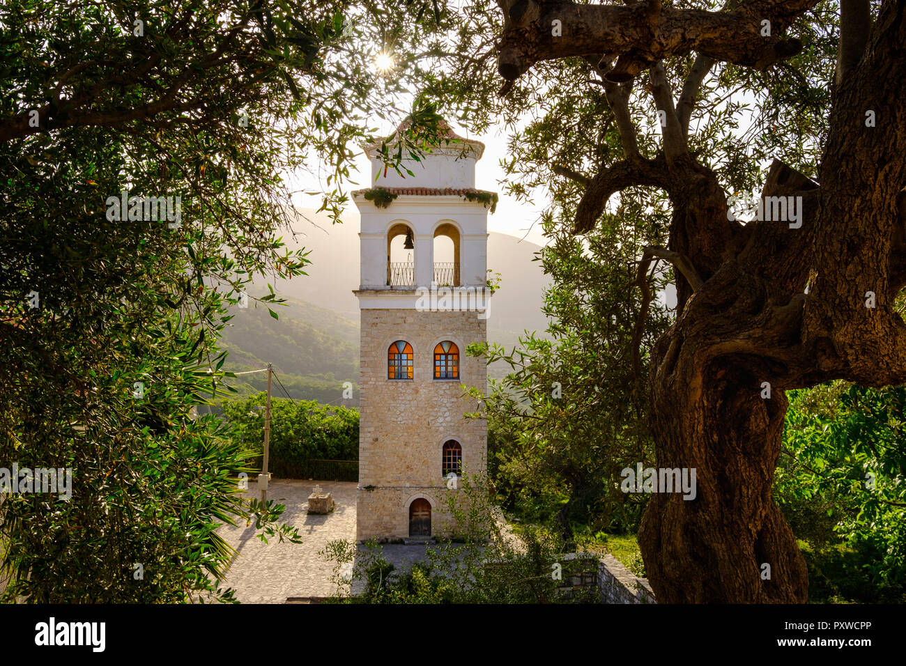 L'Albania, villaggio di montagna Himara, la torre campanaria della chiesa ortodossa Chiesa di Tutti i Santi Foto Stock