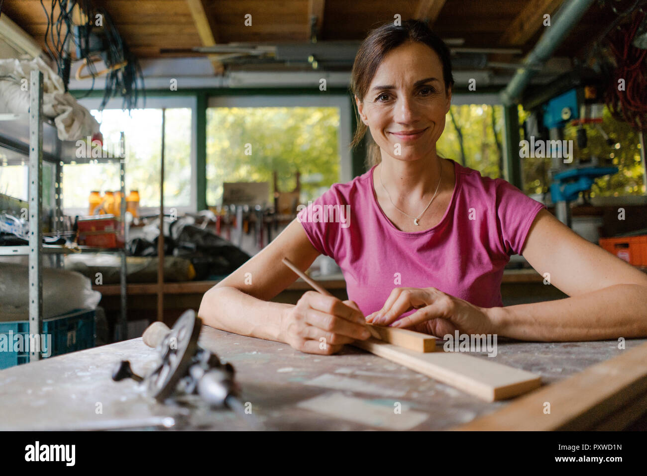 Ritratto di un fiducioso donna matura nella sua officina Foto Stock