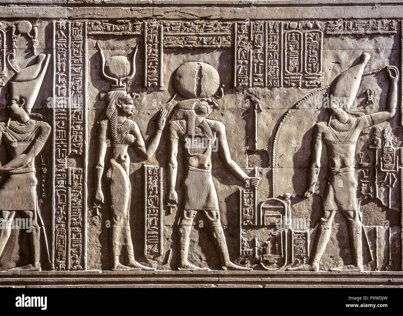 Altaegyptisches Figurenrelief mit Hieroglyphen Foto Stock
