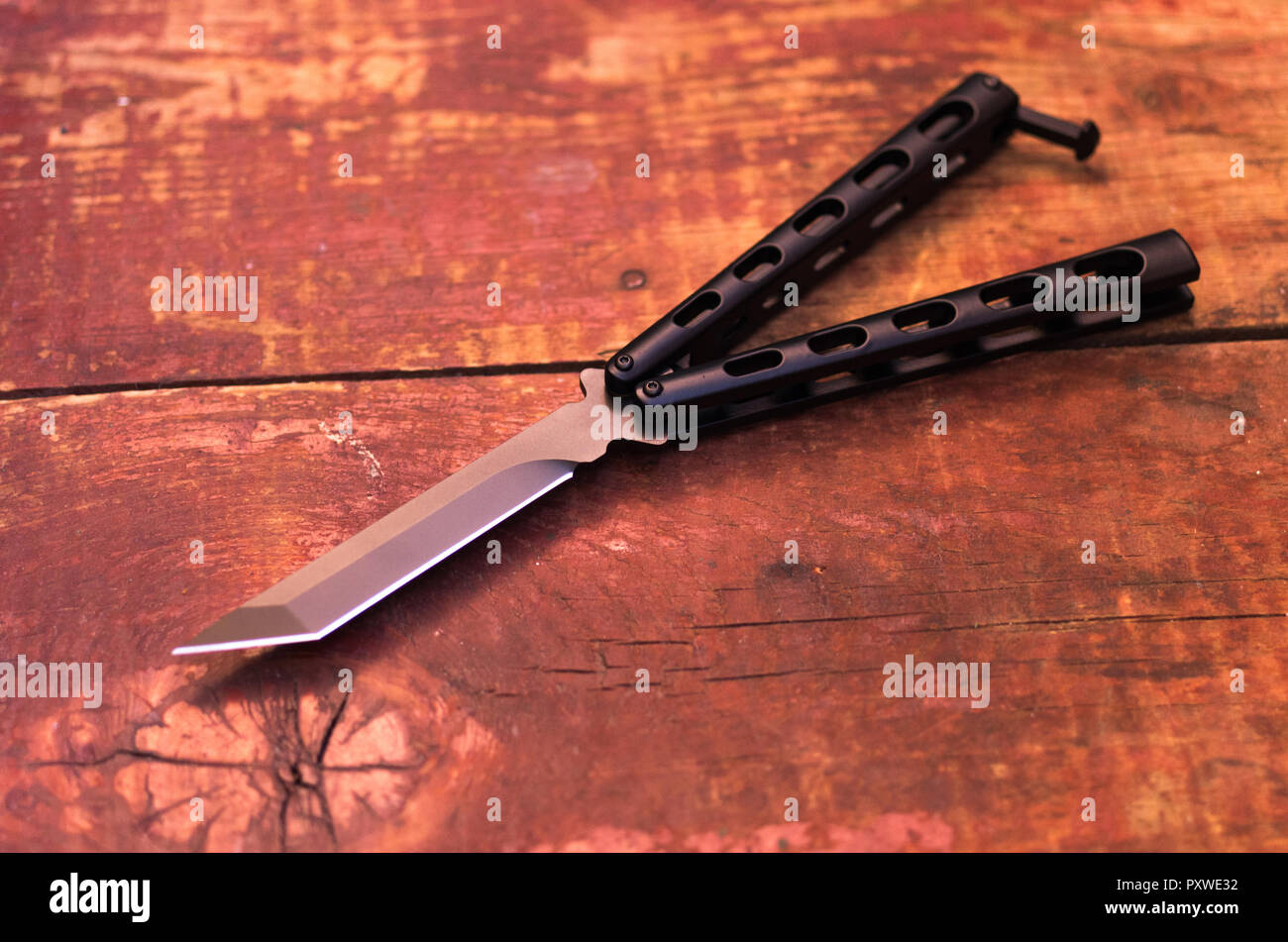 Coltello Butterfly. Coltello balisong. Il coltello è nero Foto Stock