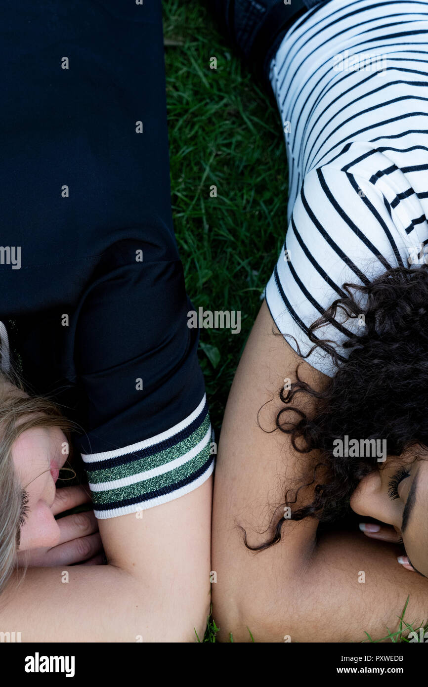 Amici relax su erba in estate Foto Stock