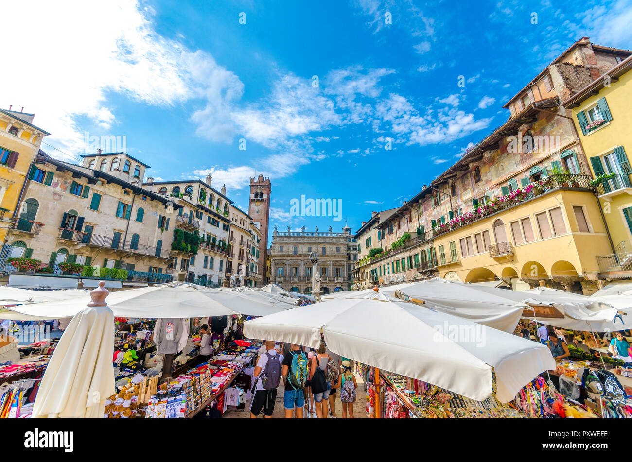 L'Italia, Verona, vista di Piazza delle Erbe con bancarelle e la Torre del Gardello in background Foto Stock