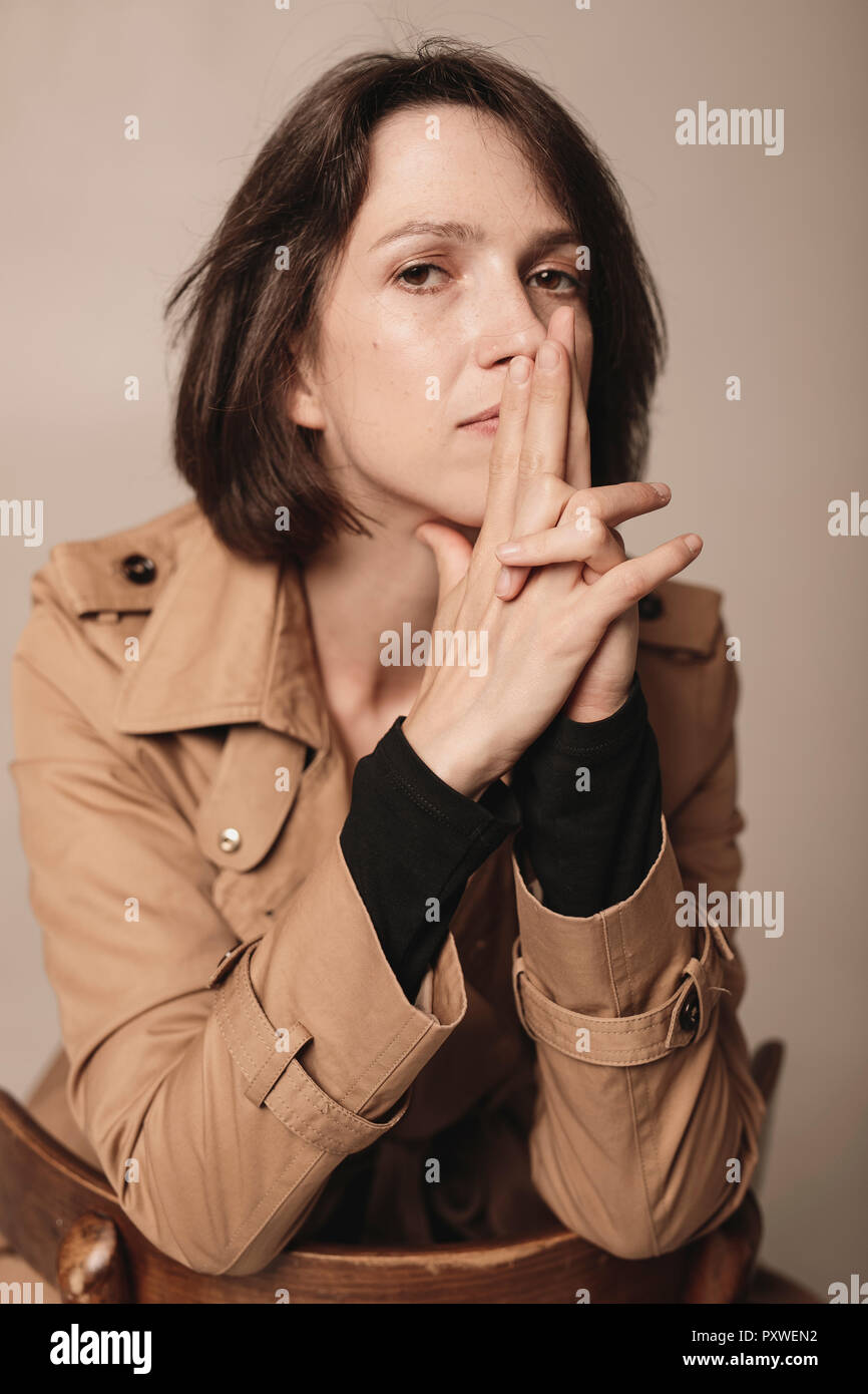 Ritratto di donna che indossa trench marrone Foto Stock