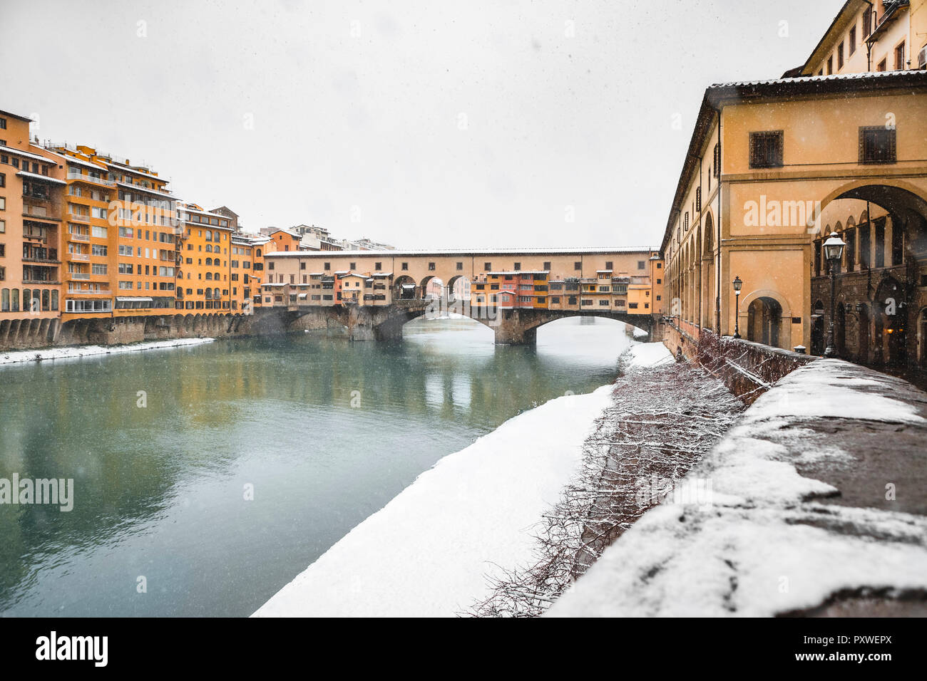 L'Italia, Firenze, vista da Ponte Vecchio in inverno Foto Stock