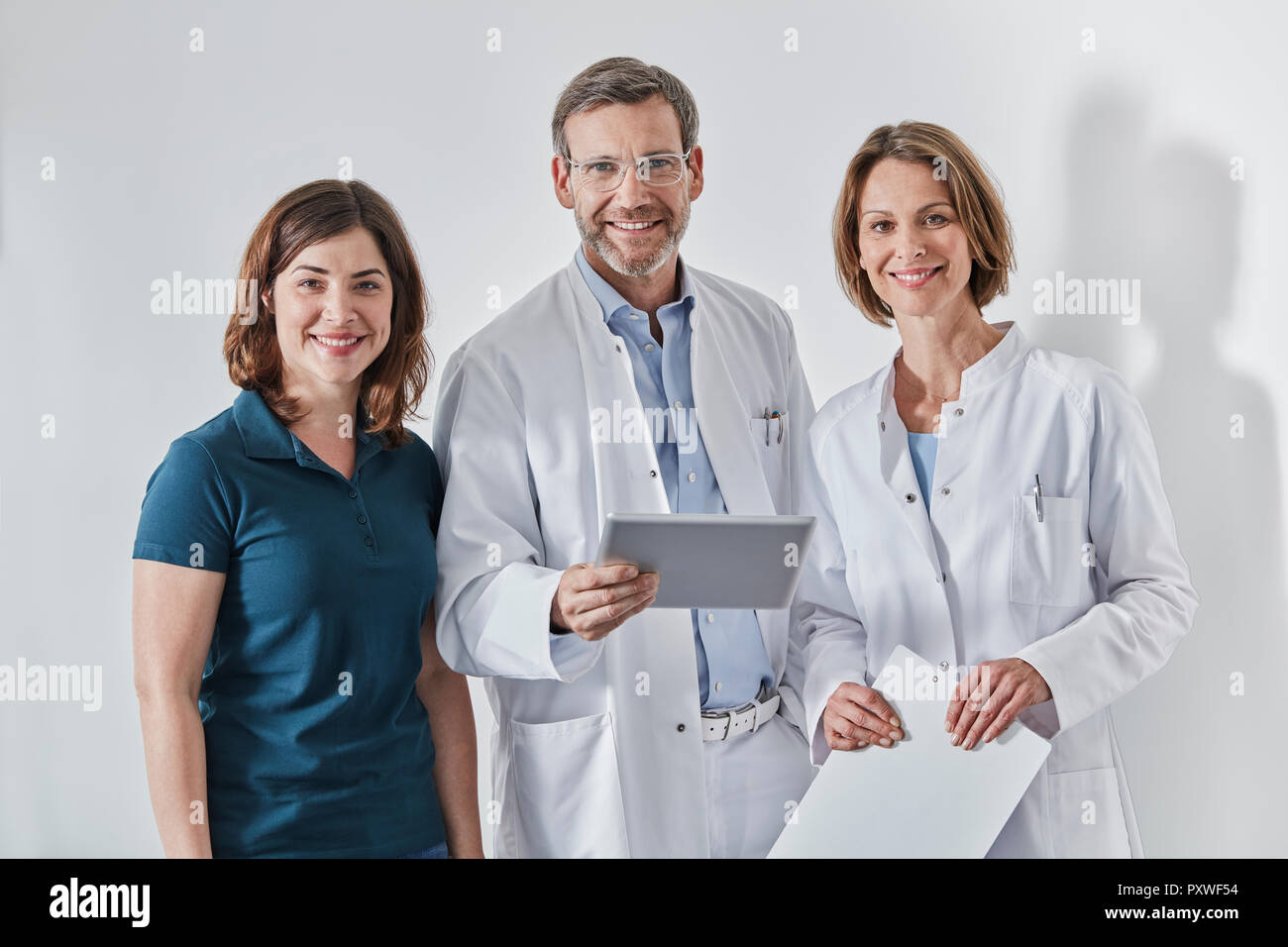 Medici e segretario medico utilizzando tablet Foto Stock