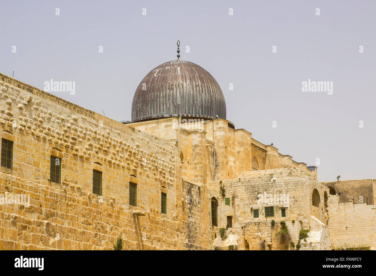 La cupola della moschea Al Aqsa sul Monte theTemple in Gerusalemme con parte della parete meridionale del tempio antico monte Foto Stock