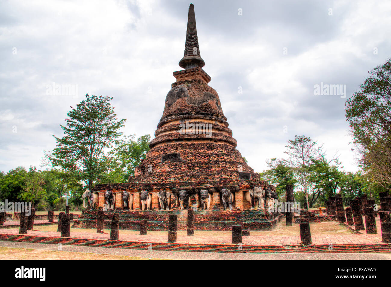 Sukhothai Historical Park è uno dei più famosi siti di interesse turistico in Tailandia centrale Foto Stock