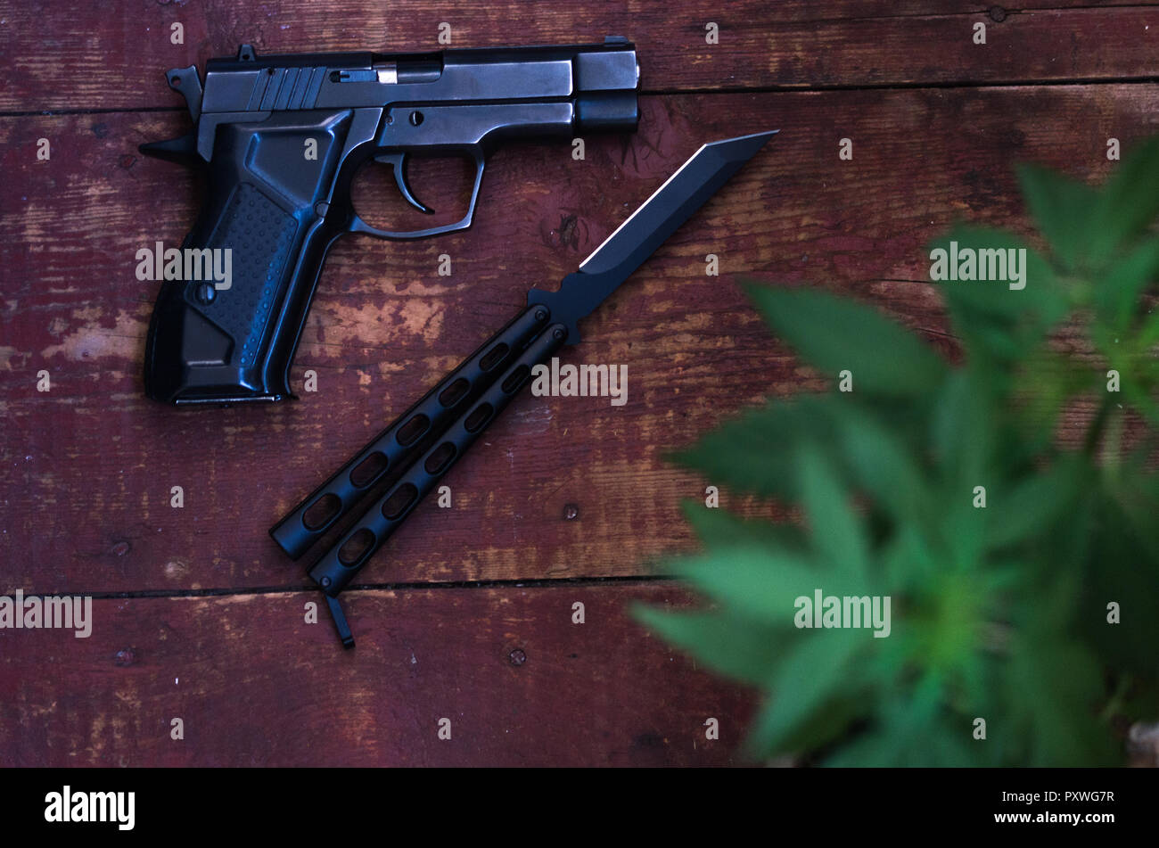 Armi e droga. Pistola e la canapa. Il coltello e la cannabis. Flatlay Foto Stock