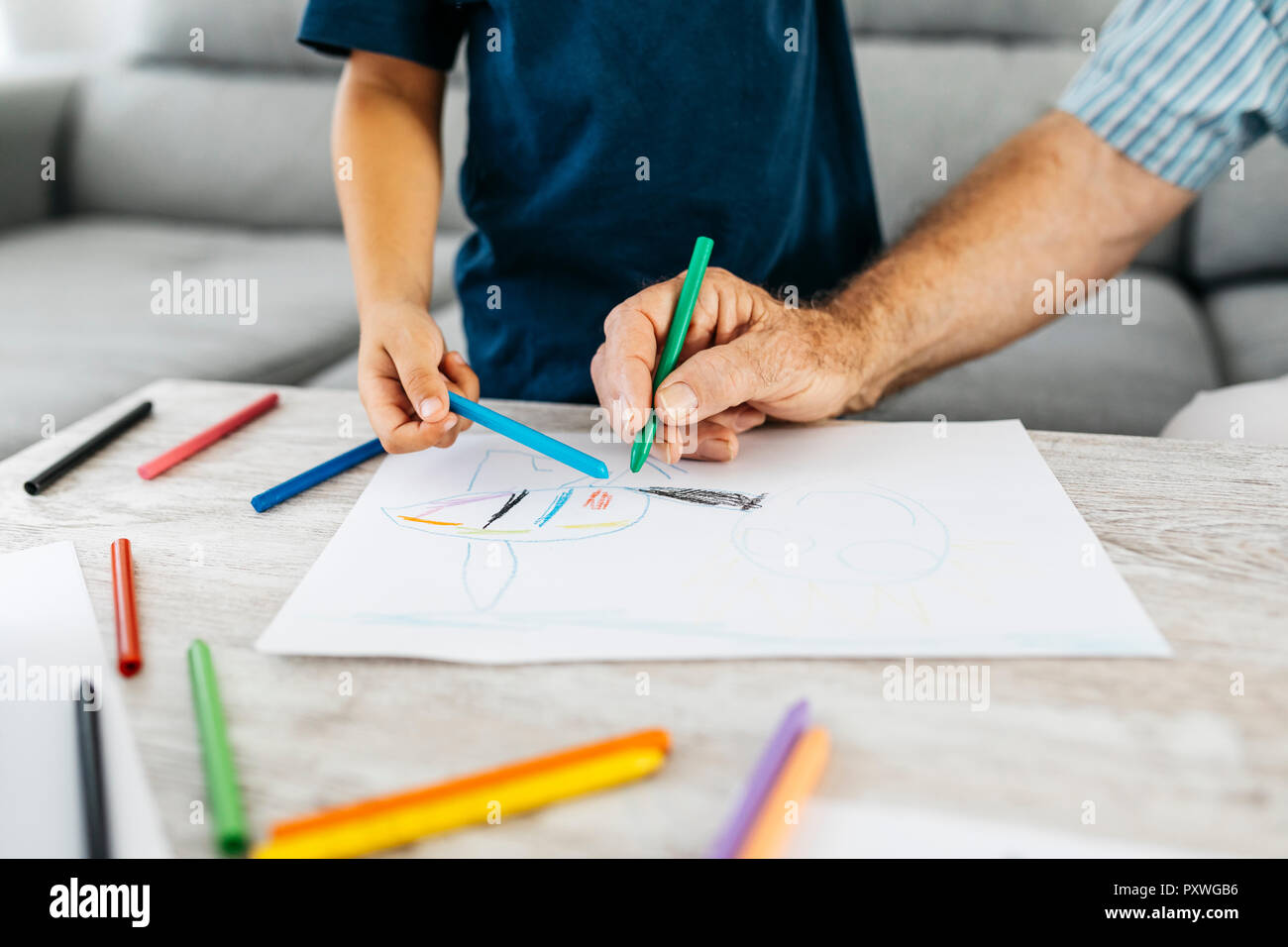 Nonno e nipote di Disegno con matite colorate a casa, vista parziale Foto Stock