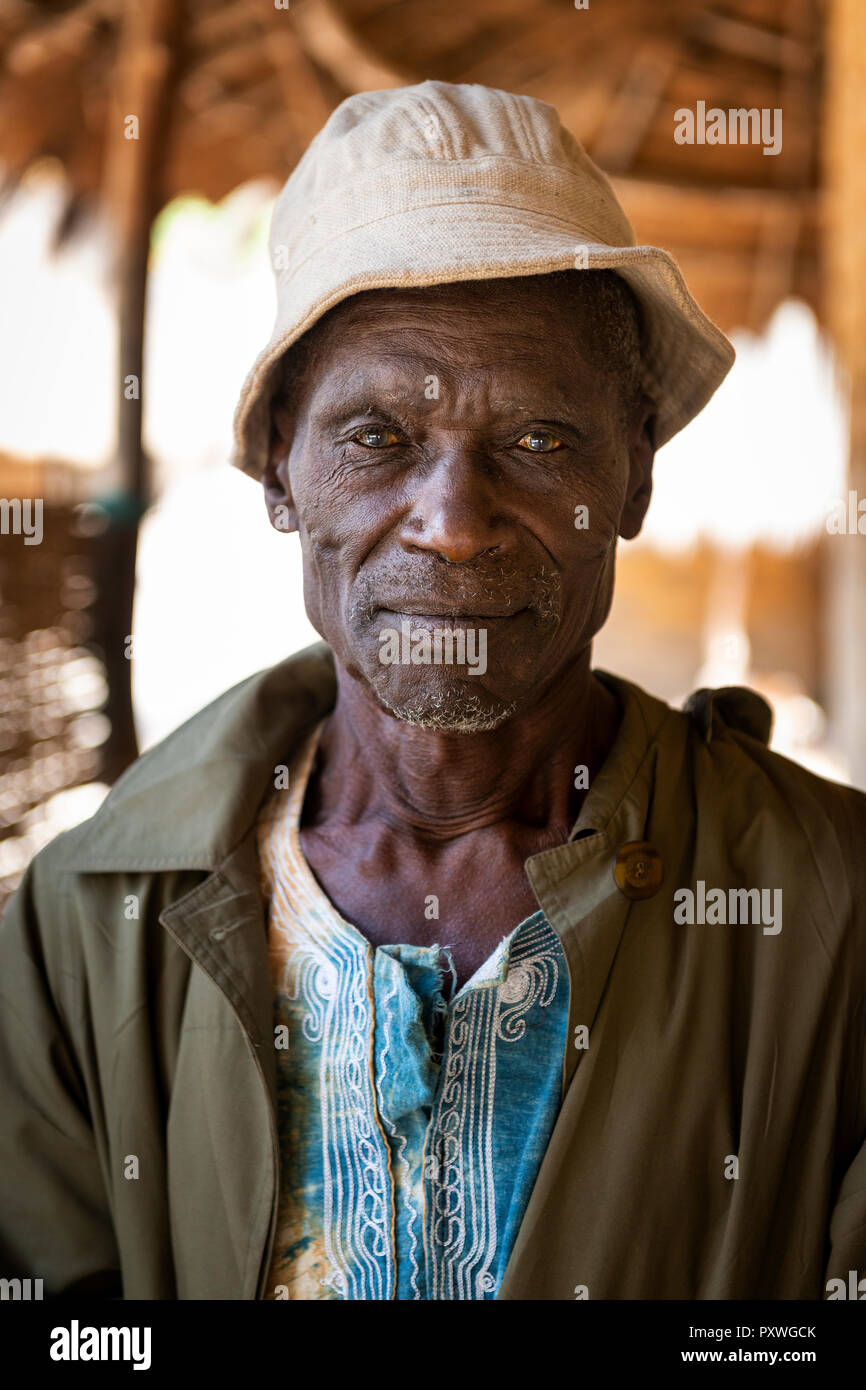 Isola di Orango, Guinea Bissau - 3 Febbraio 2018: Ritratto di un vecchio uomo di fronte alla sua casa presso il villaggio di Eticoga nell'isola di Orango, Guinea Foto Stock