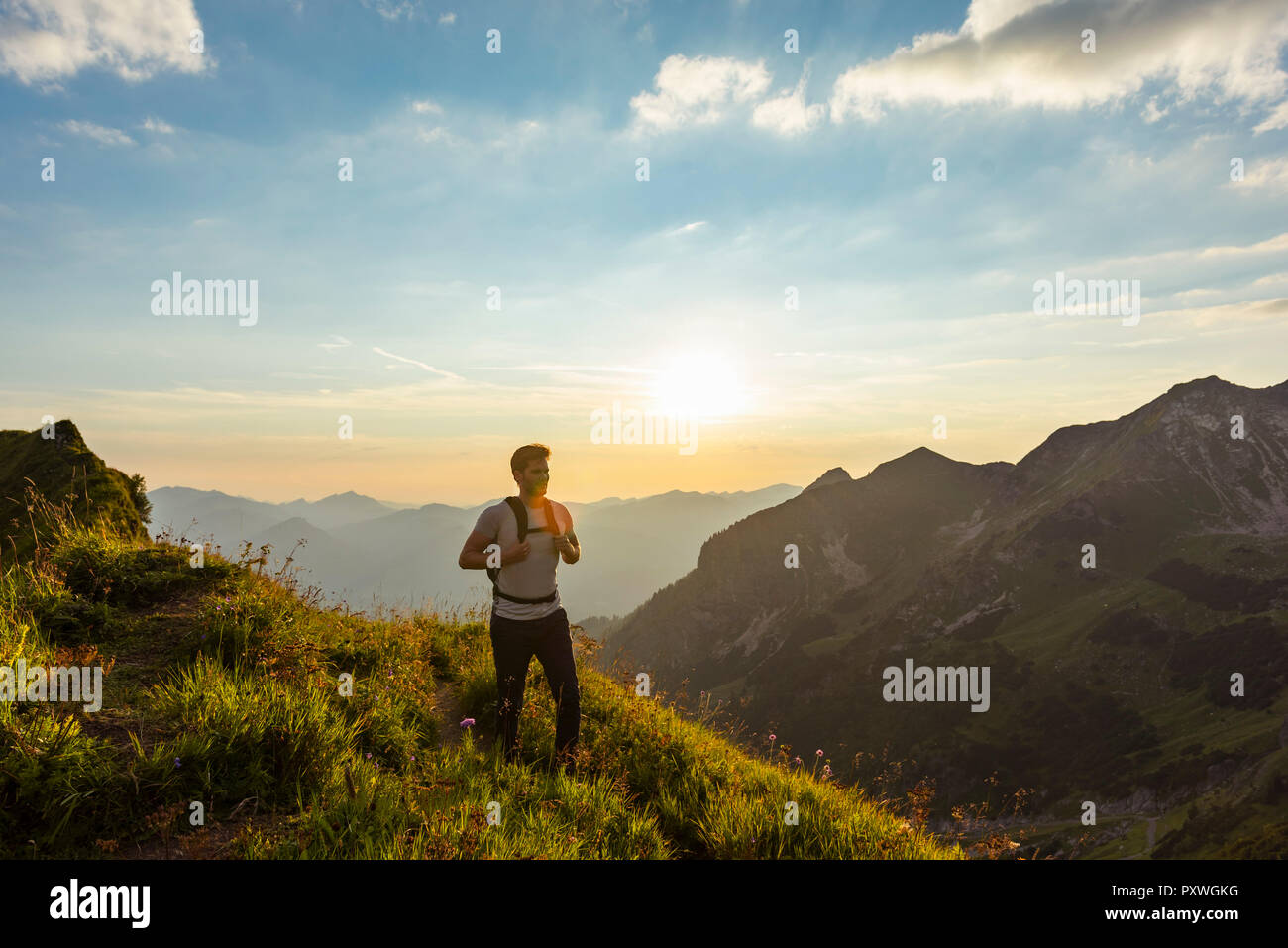 In Germania, in Baviera, Oberstdorf, uomo su una escursione in montagna al tramonto Foto Stock