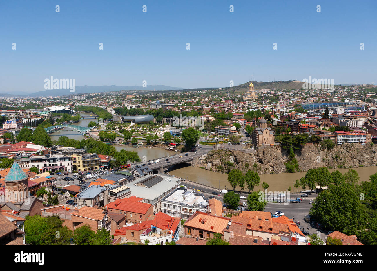 La Georgia, Tbilisi, vista città con il fiume Kura Foto Stock