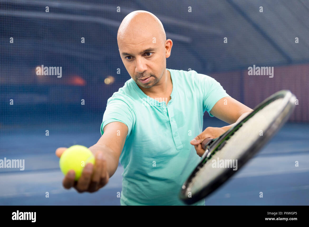 Giocatore di Tennis palla di contenimento per il servizio Foto Stock
