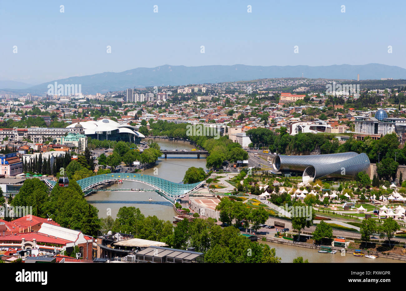 La Georgia, Tbilisi, vista città con il fiume Kura Foto Stock