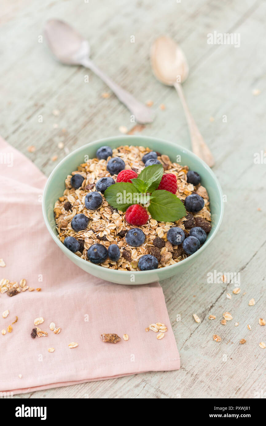 Ciotola di muesli con lamponi e mirtilli Foto Stock