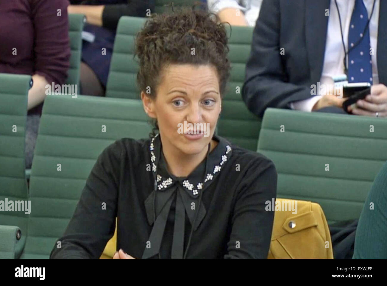 Lavoratore autonomo mobile parrucchiere e genitori single di tre, Gaynor Rowles, dà evidenza per il lavoro e le pensioni Comitato ristretto, come parte di una commissione parlamentare d' inchiesta nell'elemento di puericultura di credito universale. Foto Stock