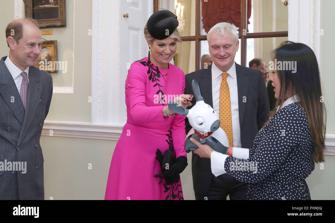 L'Earl del Wessex orologi come Regina Maxima dei Paesi Bassi reagisce come essa interagisce con un robot MiRo durante il Regno Unito e Paesi Bassi vetrina dell'innovazione a Mansion House di Londra nel secondo giorno della sua visita di Stato nel Regno Unito. Foto Stock