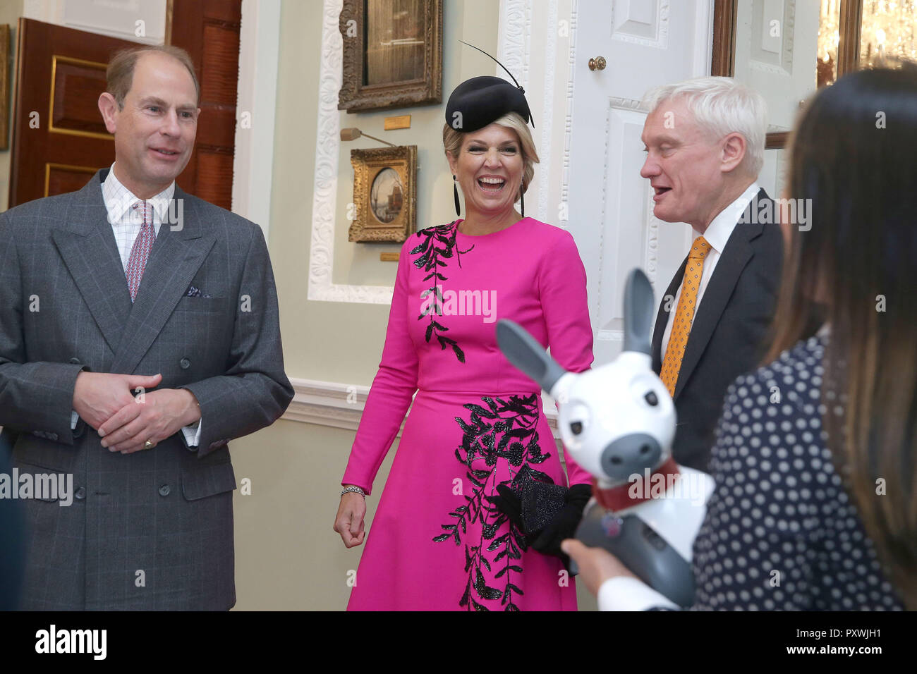 L'Earl del Wessex orologi come Regina Maxima dei Paesi Bassi reagisce come essa interagisce con un robot MiRo durante il Regno Unito e Paesi Bassi vetrina dell'innovazione a Mansion House di Londra nel secondo giorno della sua visita di Stato nel Regno Unito. Foto Stock