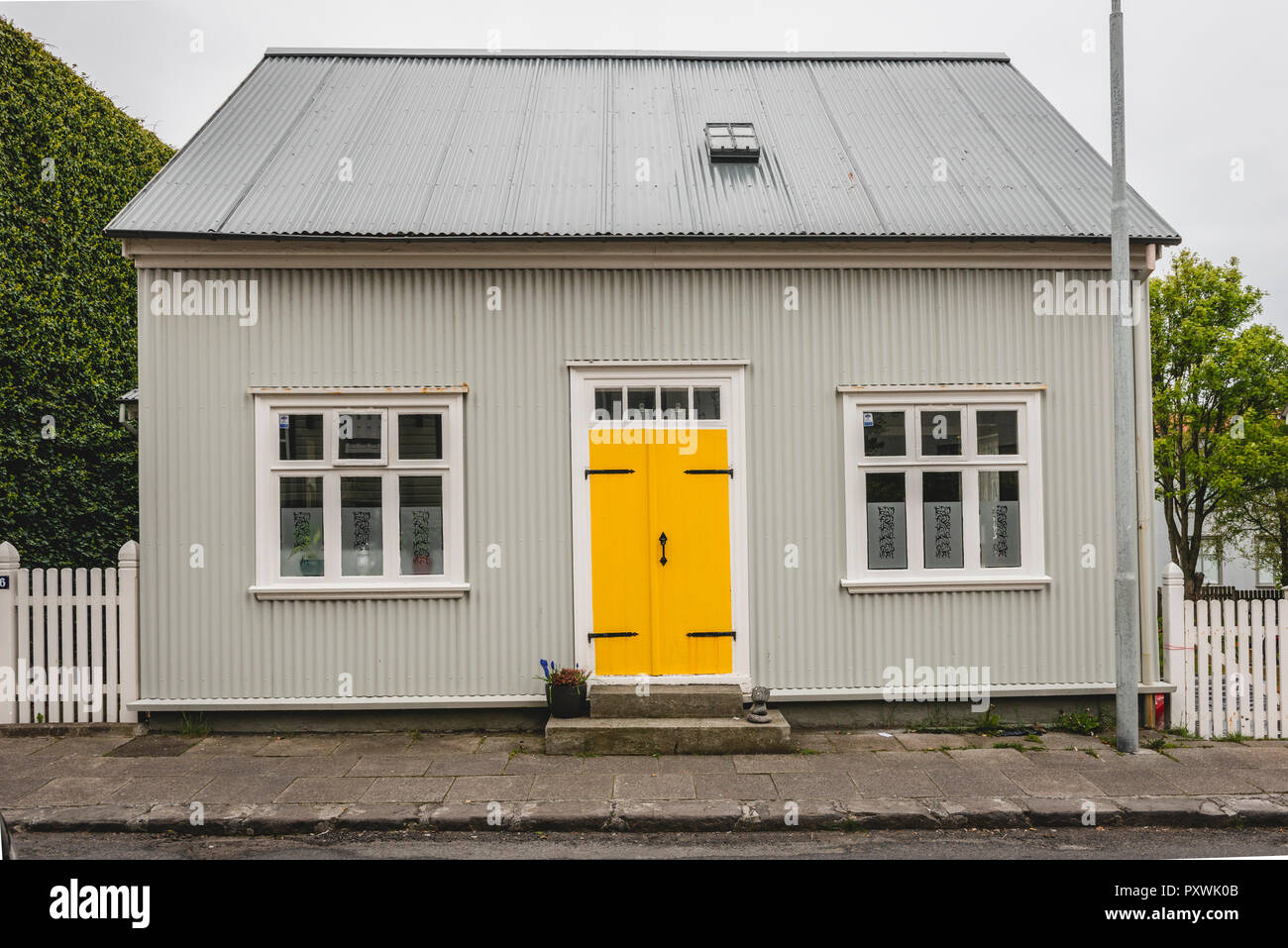 L'Islanda, Reykjavik, casa con sportello giallo Foto Stock