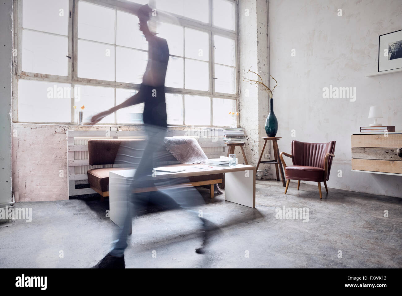 Donna che cammina in un loft Foto Stock