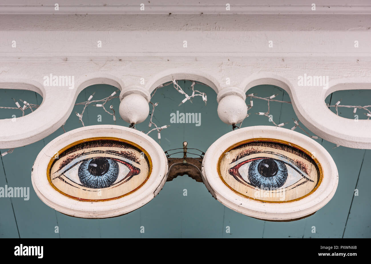Dettaglio di occhiali tops stravagante alloggiamento casa negozio di antiquariato nel quartiere storico di Cazenovia, NY. Foto Stock
