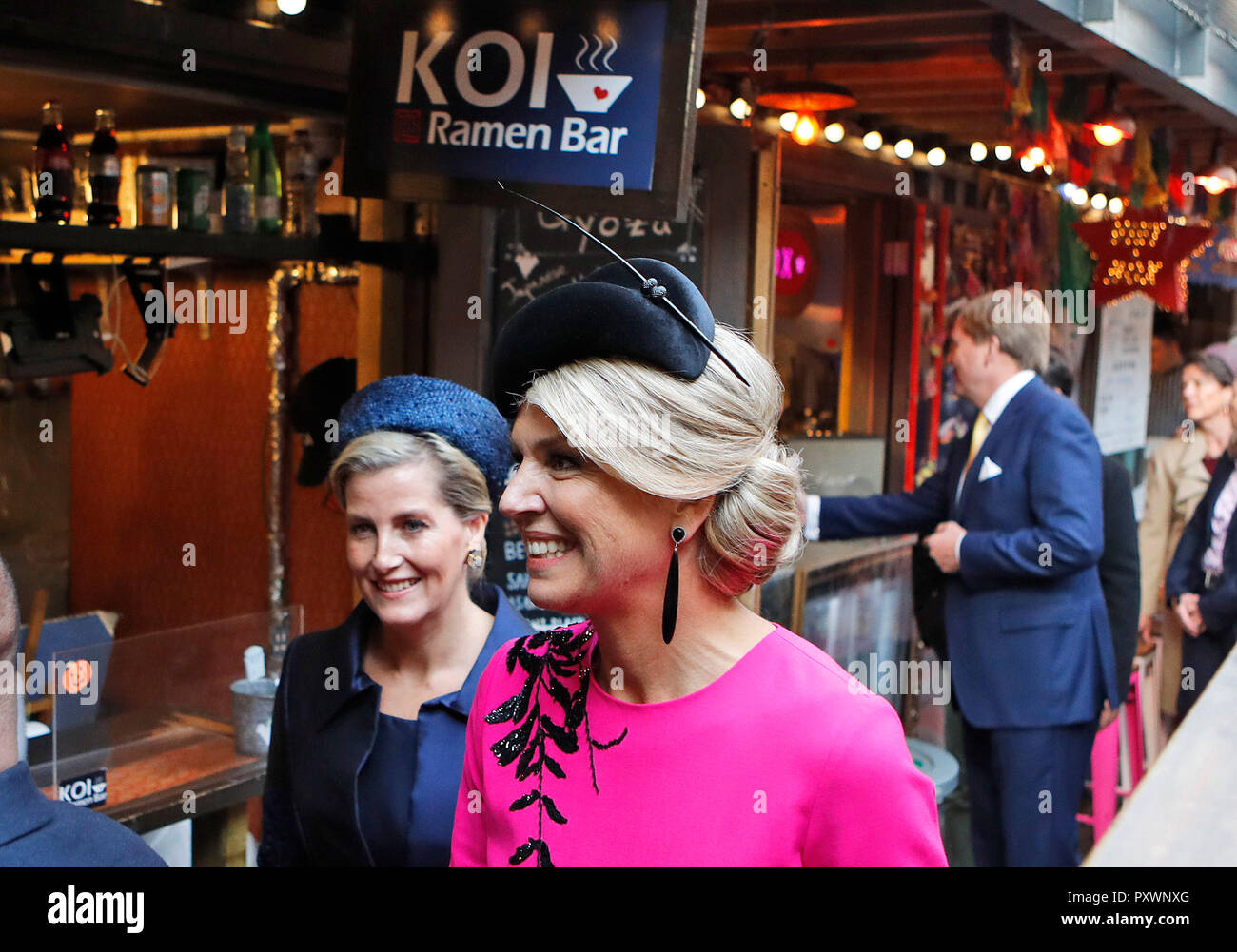 La Contessa di Wessex (sinistra) e Regina Maxima dei Paesi Bassi durante una visita a Pop Brixton nel sud di Londra. Foto Stock