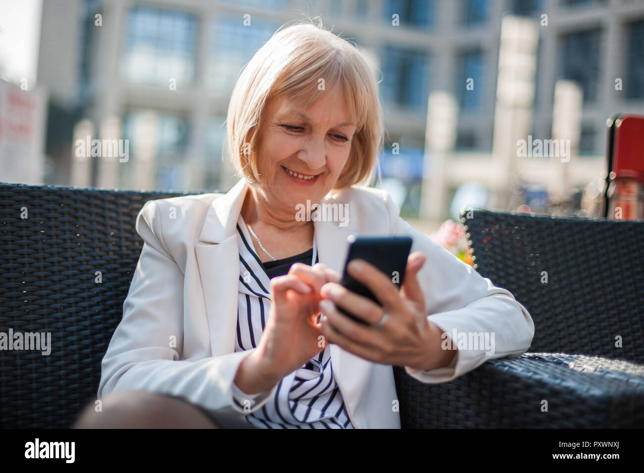 Senior imprenditrice è seduta in cafe e la ricerca di lavoro su internet. Foto Stock