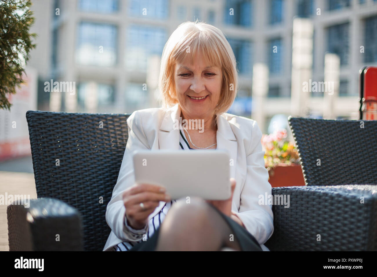 Senior imprenditrice è seduta in cafe e la ricerca di lavoro su internet. Foto Stock