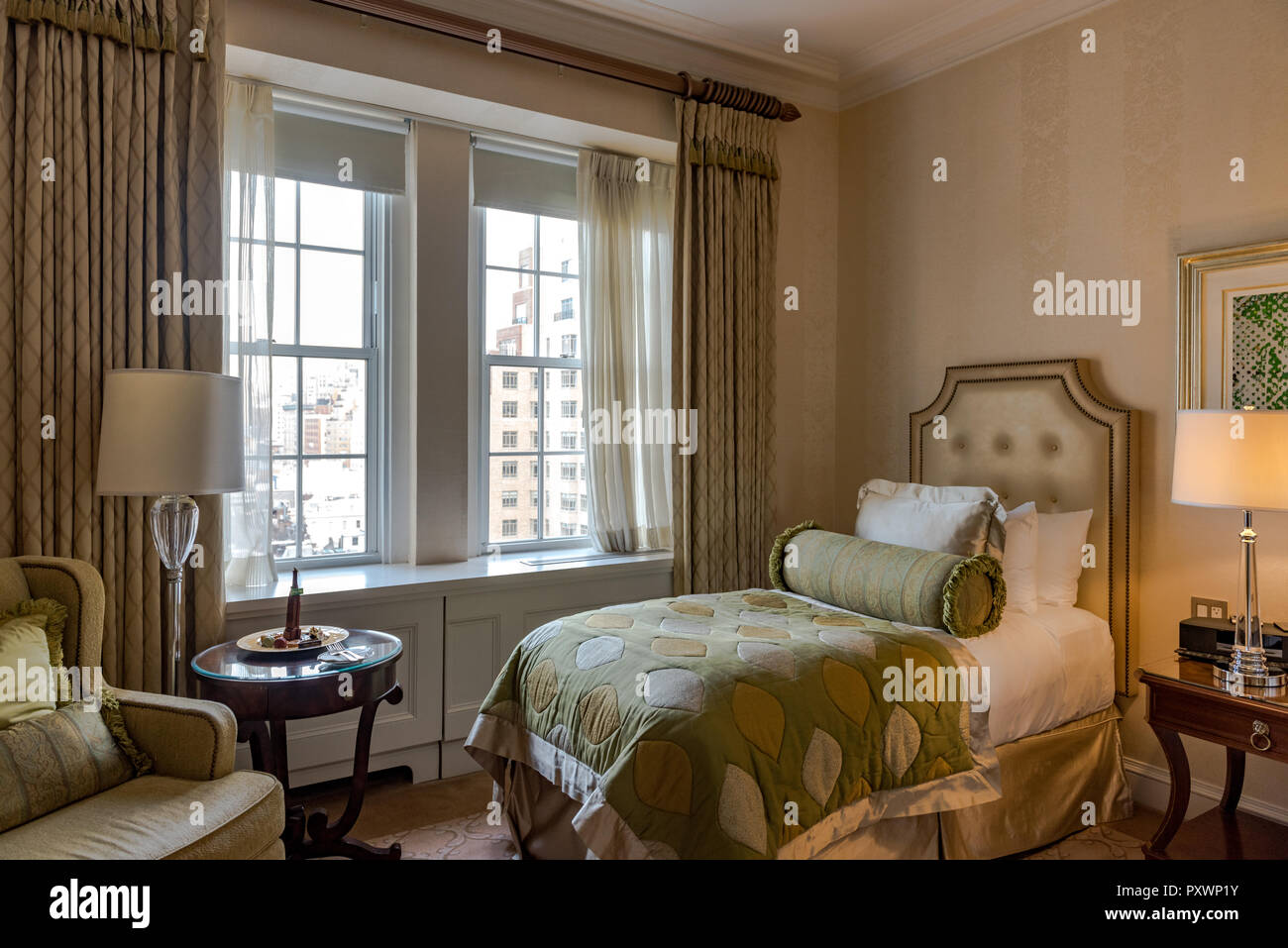 Lussuose camere da letto decorate con oro e seta e con una New York City vista cielo. Foto Stock