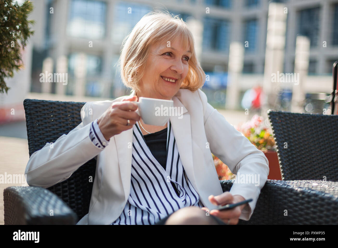 Senior imprenditrice sta avendo pausa caffè nella caffetteria. Foto Stock