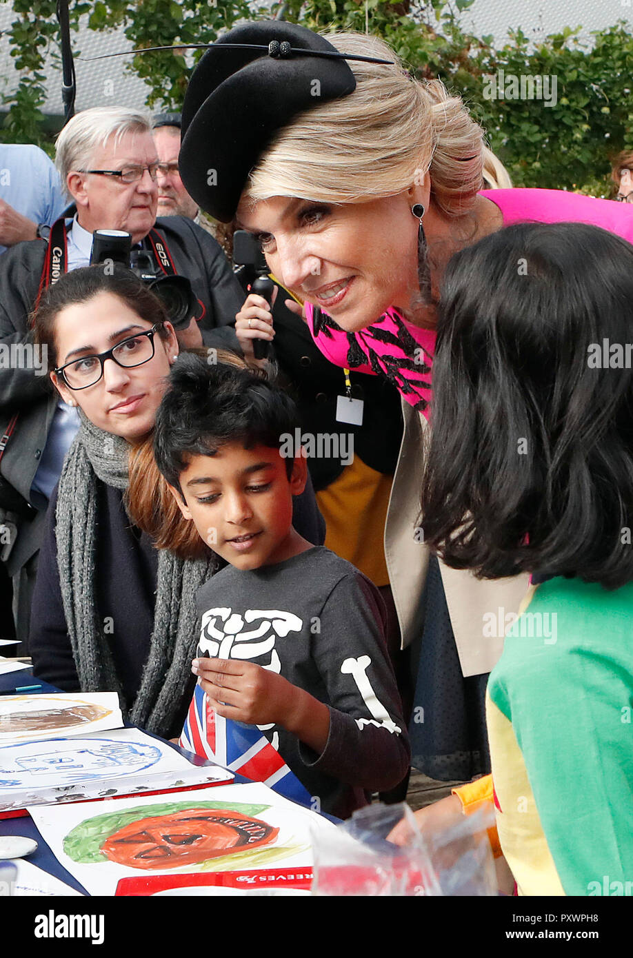 Regina Maxima dei Paesi Bassi parla ai figli come lei visiti il Pop Brixton a Londra come parte della sua visita di Stato nel Regno Unito. Foto Stock
