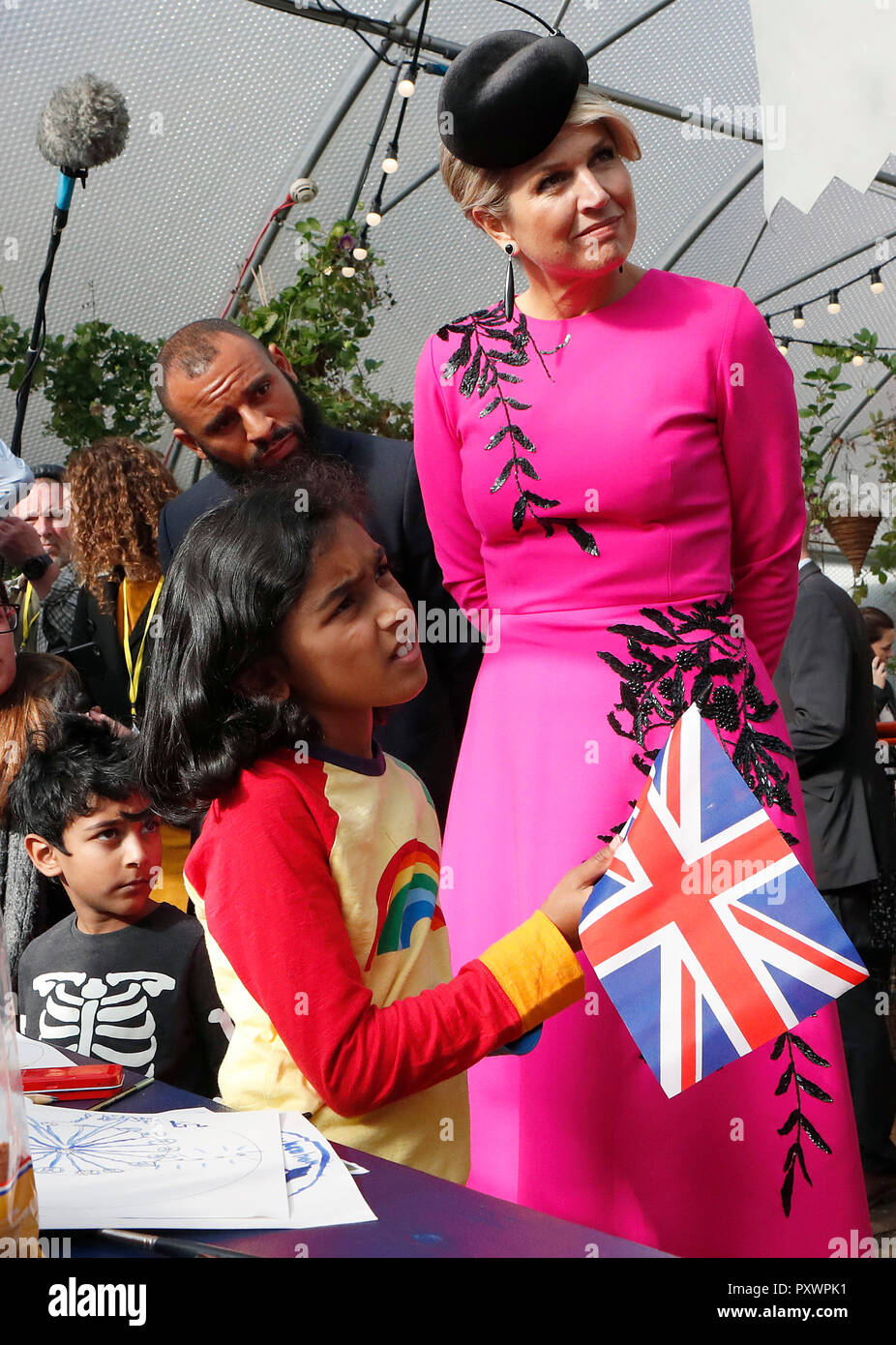 Regina Maxima dei Paesi Bassi parla ai figli come lei visiti il Pop Brixton a Londra come parte della sua visita di Stato nel Regno Unito. Foto Stock