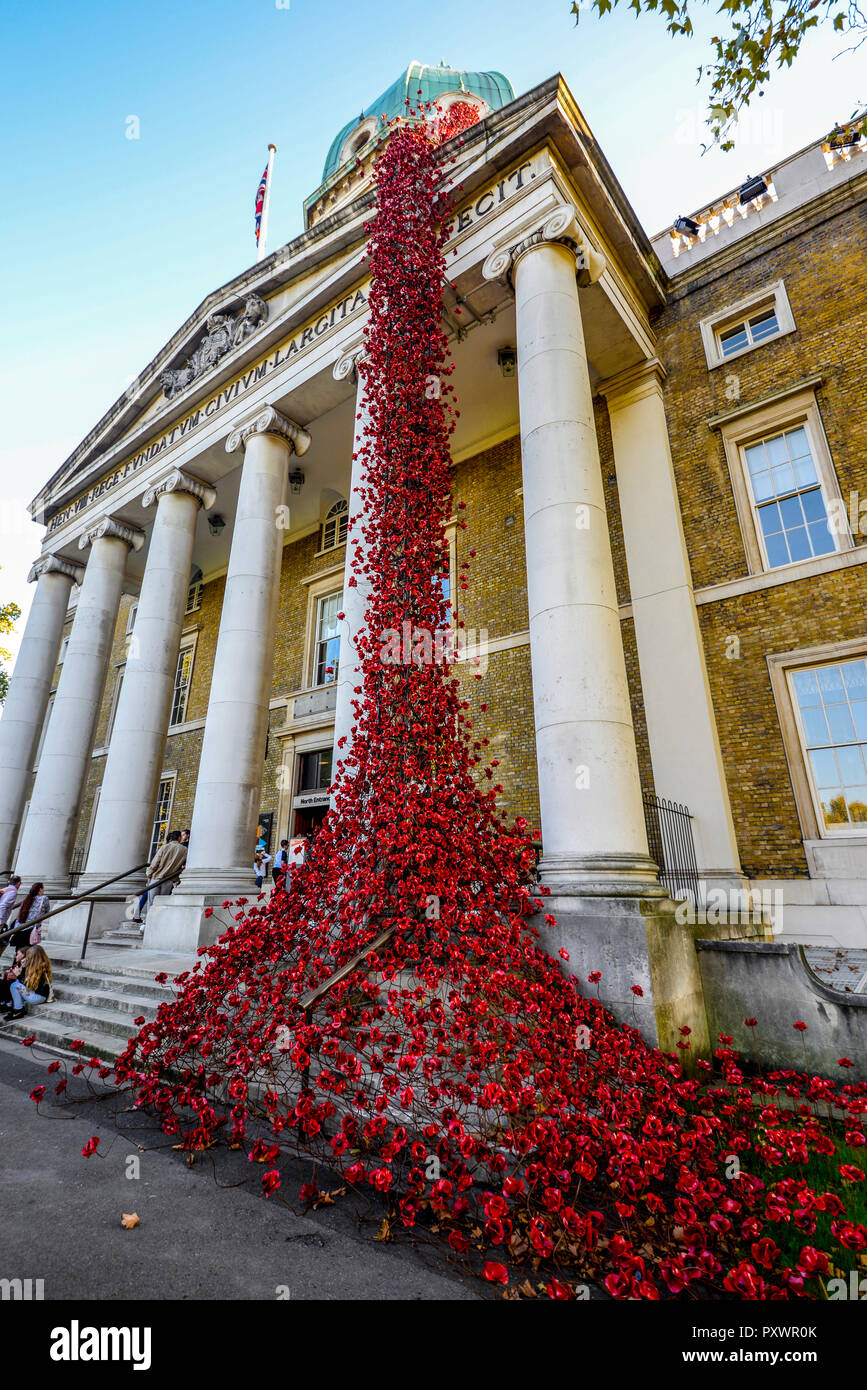 Finestra di pianto papaveri arte di installazione presso l'Imperial War Museum Lambeth, Londra, Regno Unito. Grande Guerra ricordo centenario memorial 14-18 ora Foto Stock