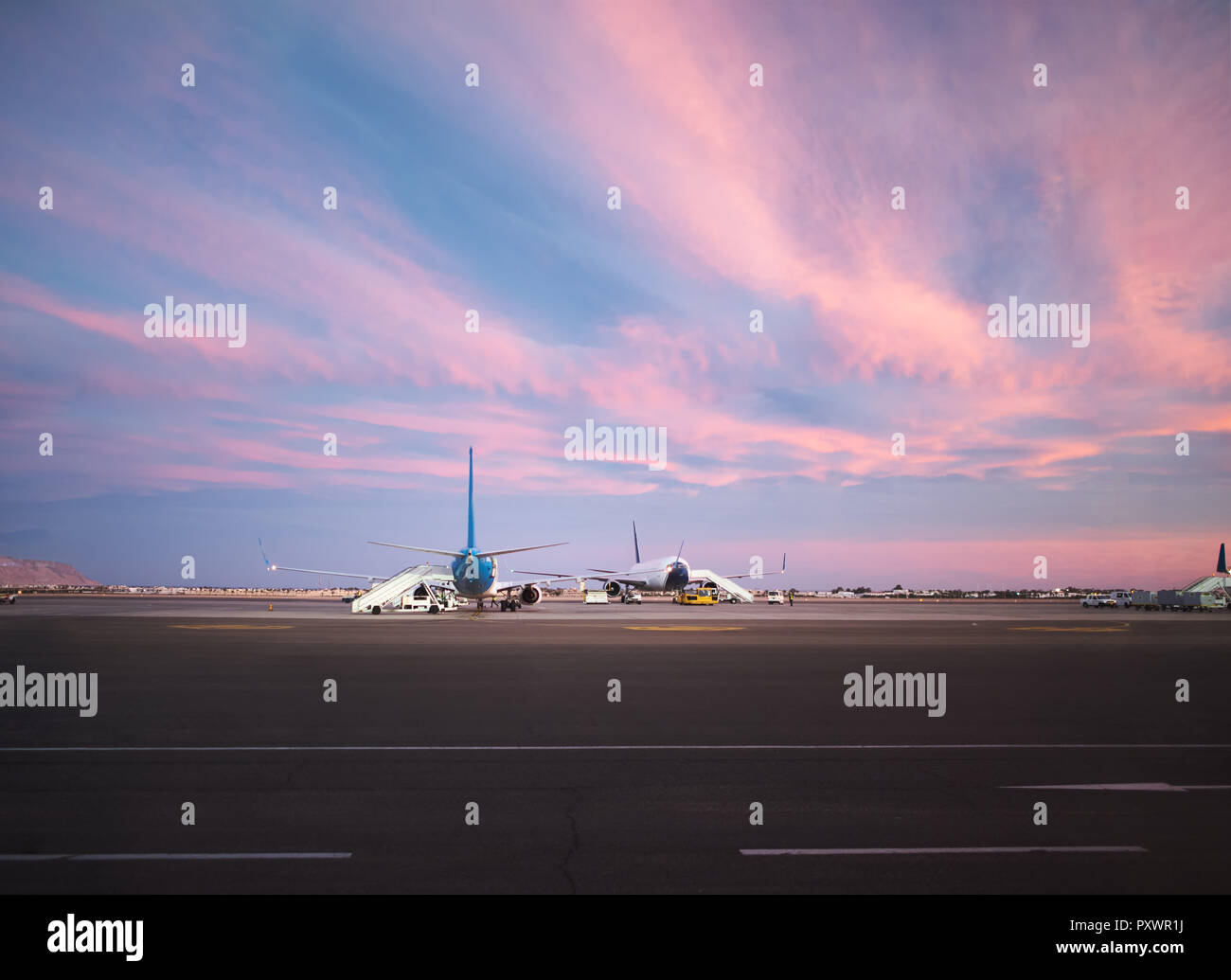 Vista in aeroporto e aerei al tramonto dal terminale Foto Stock