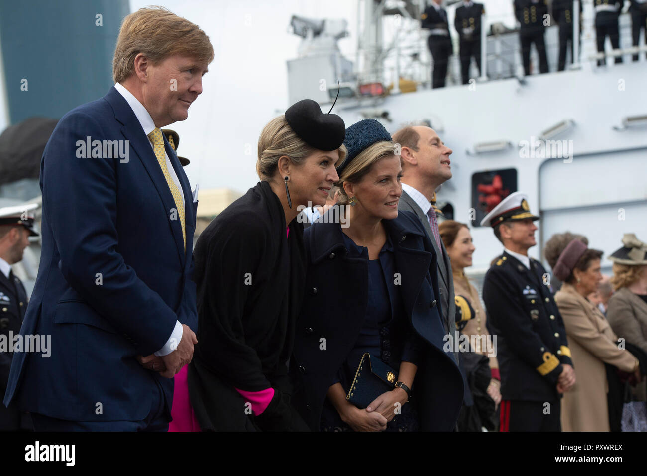 (Da sinistra a destra) Willem-Alexander re e regina Maxima dei Paesi Bassi con la contessa e conte di Wessex sulla HMS Belfast a Londra per guardare un'acqua di dimostrazione di capacità tra la Royal Netherlands Marine Corps e Royal Marines. Foto Stock