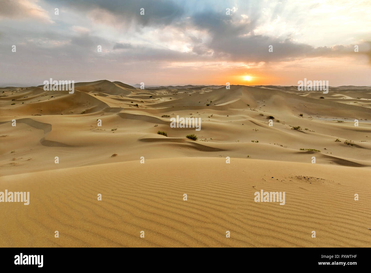 Iran, Provincia di Isfahan, Varzaneh, Varzaneh deserto, Varzaneh dune di sabbia al tramonto Foto Stock