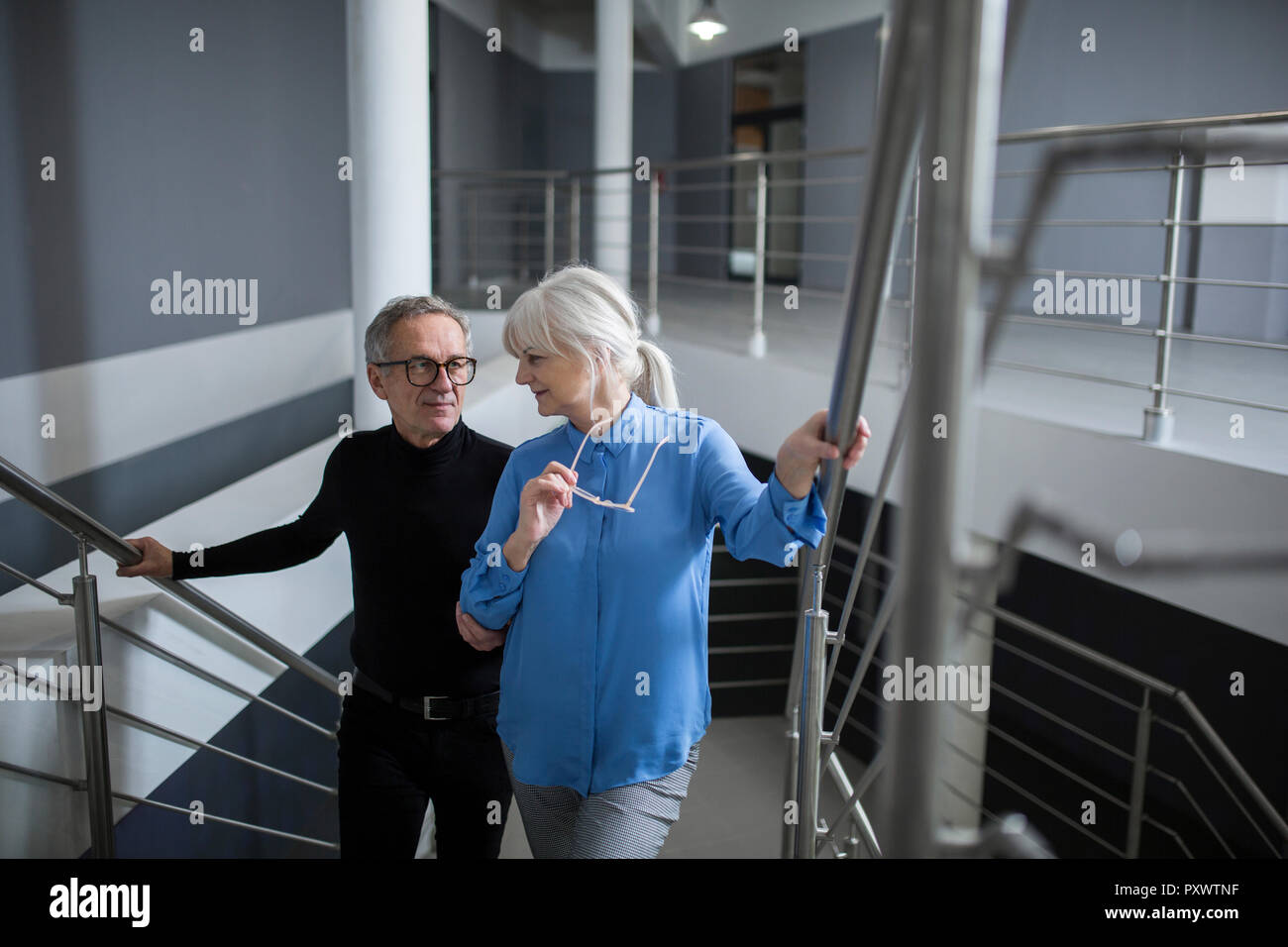 Due colleghi più anziani su scale di office Foto Stock