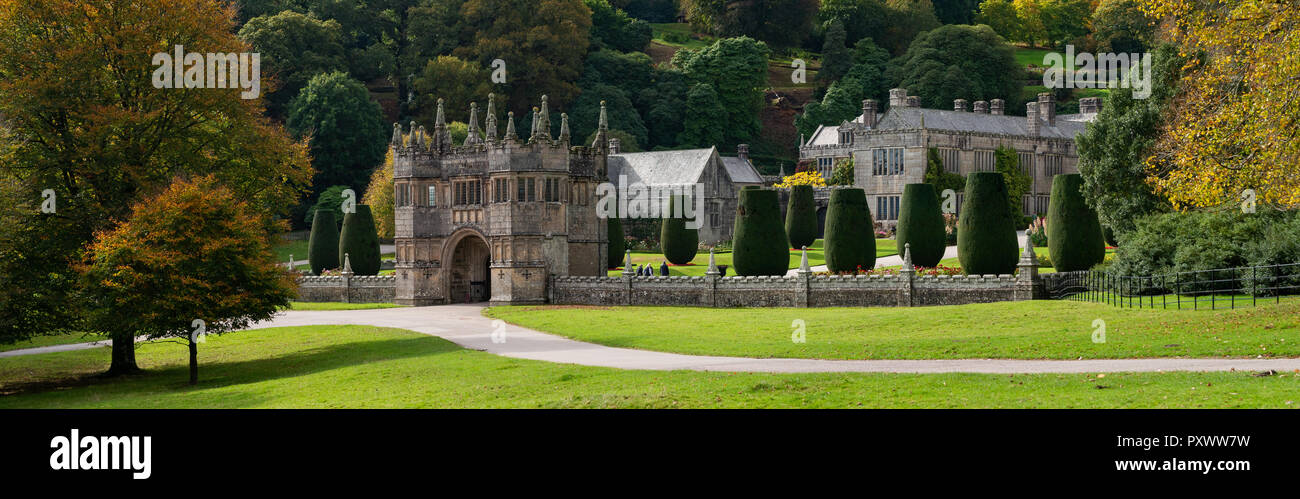 Impressionante gli edifici del National Trust, Lanhydrock House, giardini e parco immobiliare al sole di autunno ammirati visitando le persone. Foto Stock