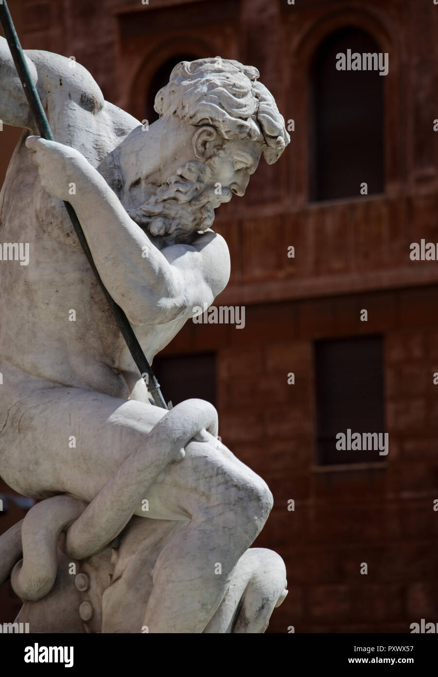 Un dettaglio della Fontana di Nettuno (Fontana del Nettuno) all'estremità nord di Piazza Navona a Roma. La statua è stata aggiunta alla fontana nel 1878. Foto Stock