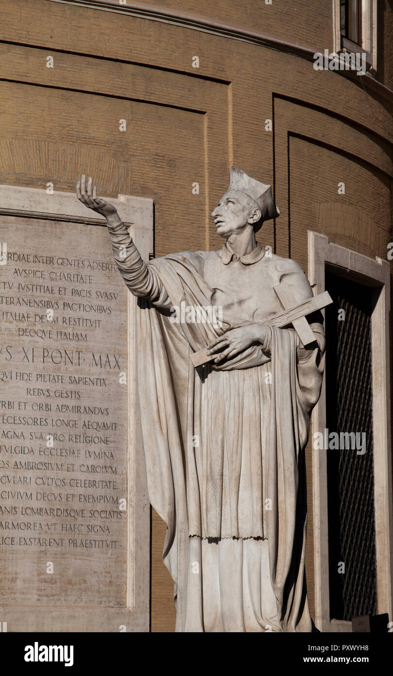Monumentale statua di San Carlo Borromeo al di fuori della sua chiesa in Roma. Dietro la statua è parte di una iscrizione latina impostato nella parete absidale. Foto Stock