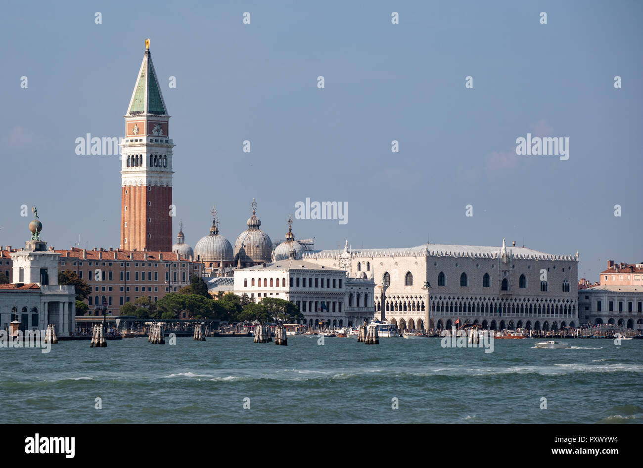 La vista su San Marco del bacino verso il Palazzo Ducale, la Basilica di San Marco e Campanile da Giudecca. Foto Stock