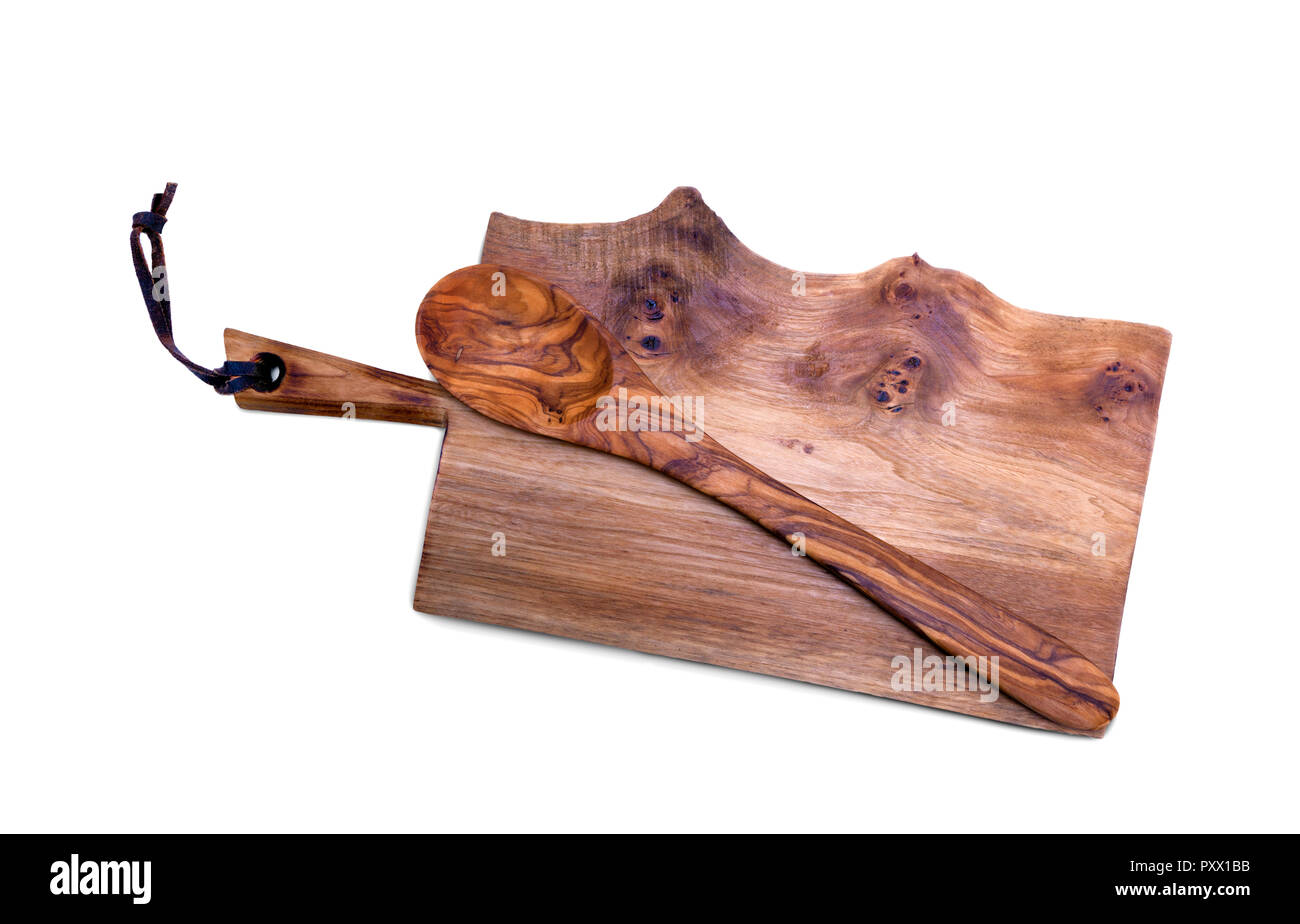 Il taglio della vecchia scheda di legno con un cucchiaio di legno. Foto Stock