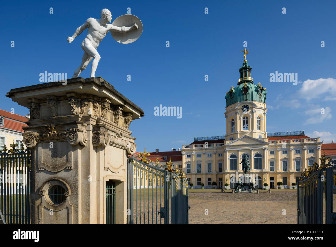 Berlino. Germania. Ingresso principale dello Schloss Charlottenburg (Palazzo di Charlottenburg). Foto Stock