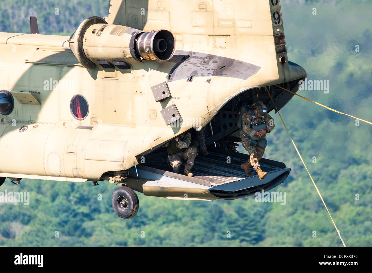 Soldato salta fuori di un Chinook a Leapfest 2018, un international static line parachute evento di formazione e la concorrenza. Foto Stock